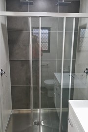 Shower alcove with stainless steel base